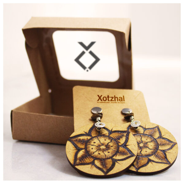 10 Aretes-Broquel Pirograbado