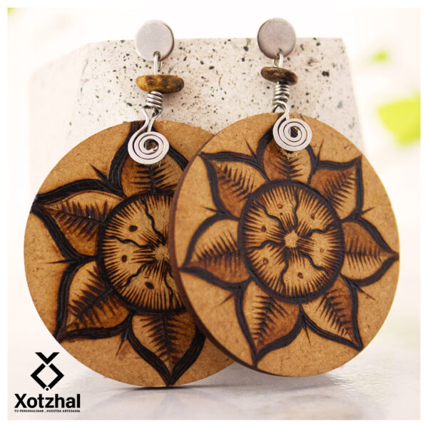 11 Aretes-Broquel Pirograbado