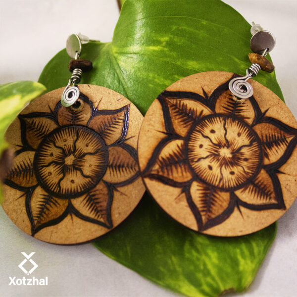 12 Aretes-Broquel Pirograbado