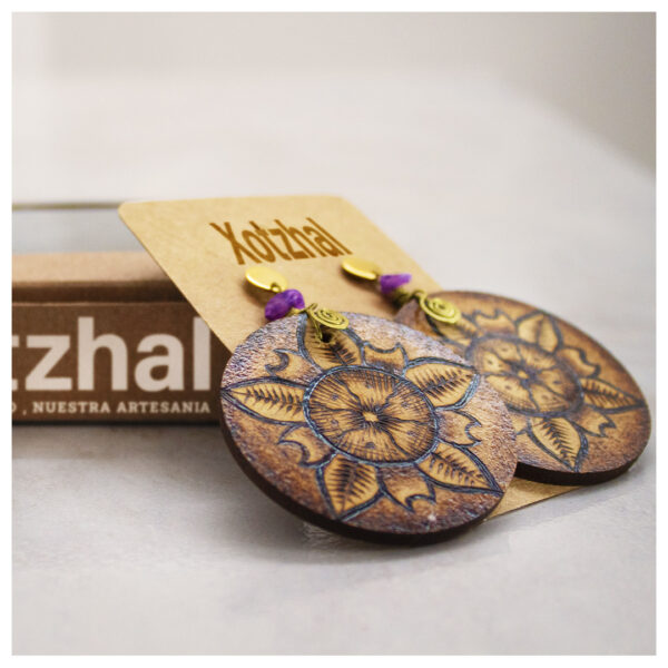 15 Aretes-Broquel Pirograbado