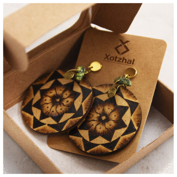 26 Aretes-Broquel Pirograbado