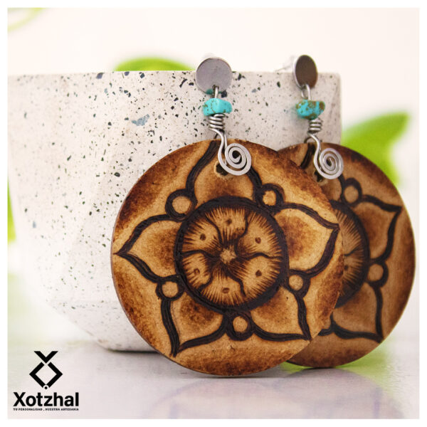 32 Aretes-Broquel Pirograbado