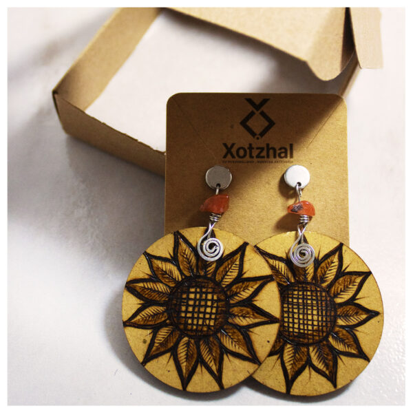42 Aretes-Broquel Pirograbado