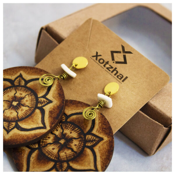 54 Aretes-Broquel Pirograbado