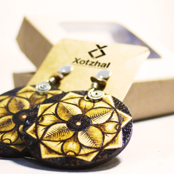 72 Aretes-Broquel Pirograbado