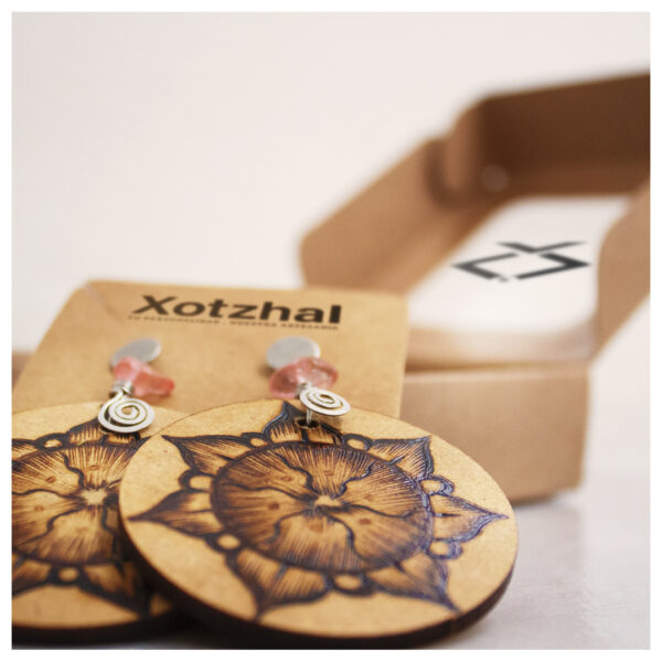 84 Aretes-Broquel Pirograbado