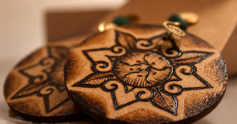 pieza de madera artesanal hecha con pirografo